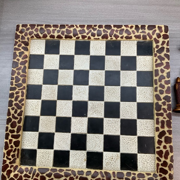 CHEETAH AND ZEBRA CHESS BOARD AND PIECES - Picture 15 of 16